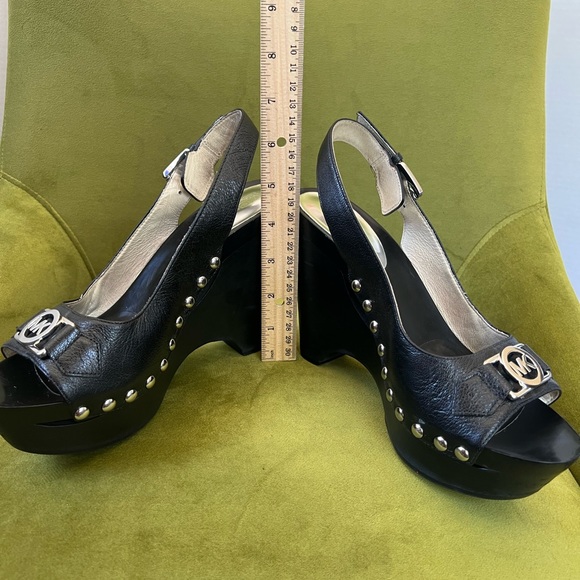 Micheal Kors Blk Platform wSilver accents - Picture 4 of 5
